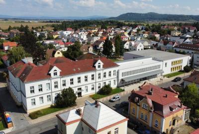 Hlavní budova kompletní pohled