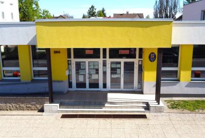 Hlavní vchod do hlavní budovy školy