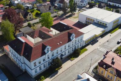 Komplex pozemků a hlavní budovy školy
