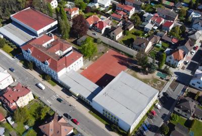 Celý komplex hlavní budovy a pozemků školy.