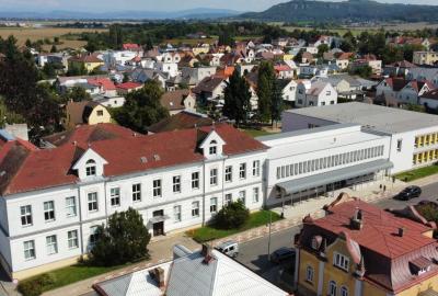 Škola, školní pozemky a budovy z ptačí perspetivy