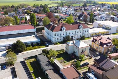 Škola, školní pozemky a budovy  z ptačí perspetivy