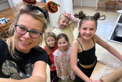 Halloweenské pečení ve školní družině 2.B a 4.B.
