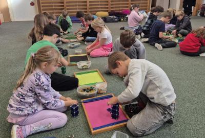 Práce s magnetickou stavebnicí.