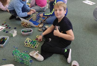 Práce s magnetickou stavebnicí Geomag