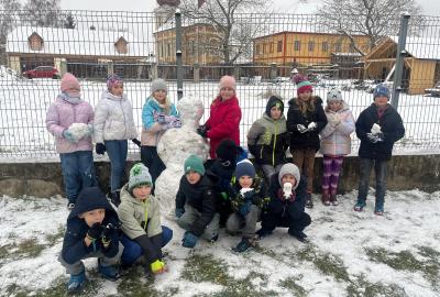 “Sláva je tu sníh… uválej si sněhuláka”